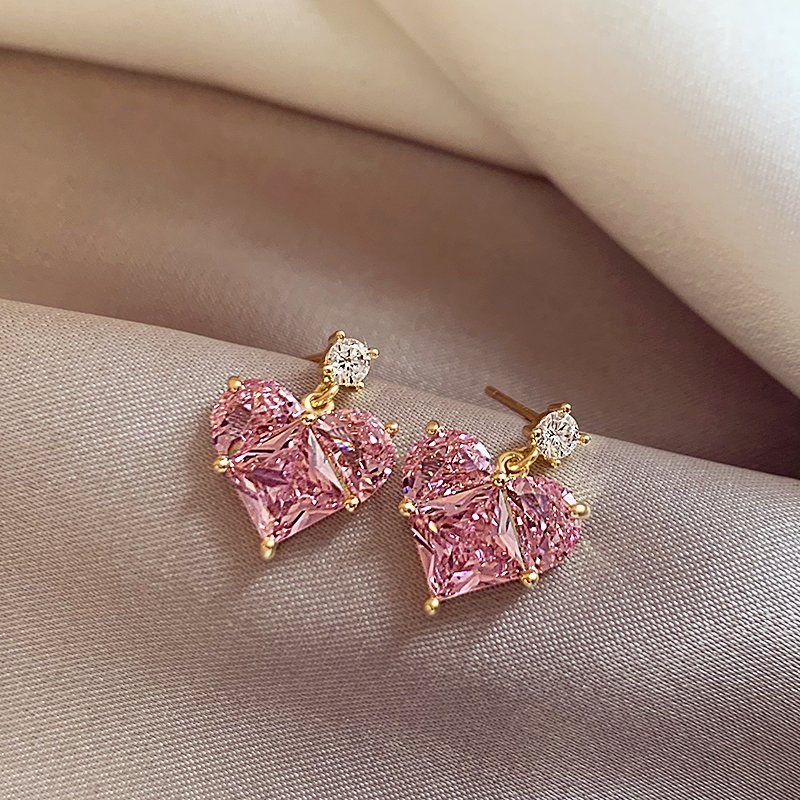 Pink heart-shaped earrings for women with a high-end and elegant temperament, 2024 new popular earrings, light luxury and unique ear accessories