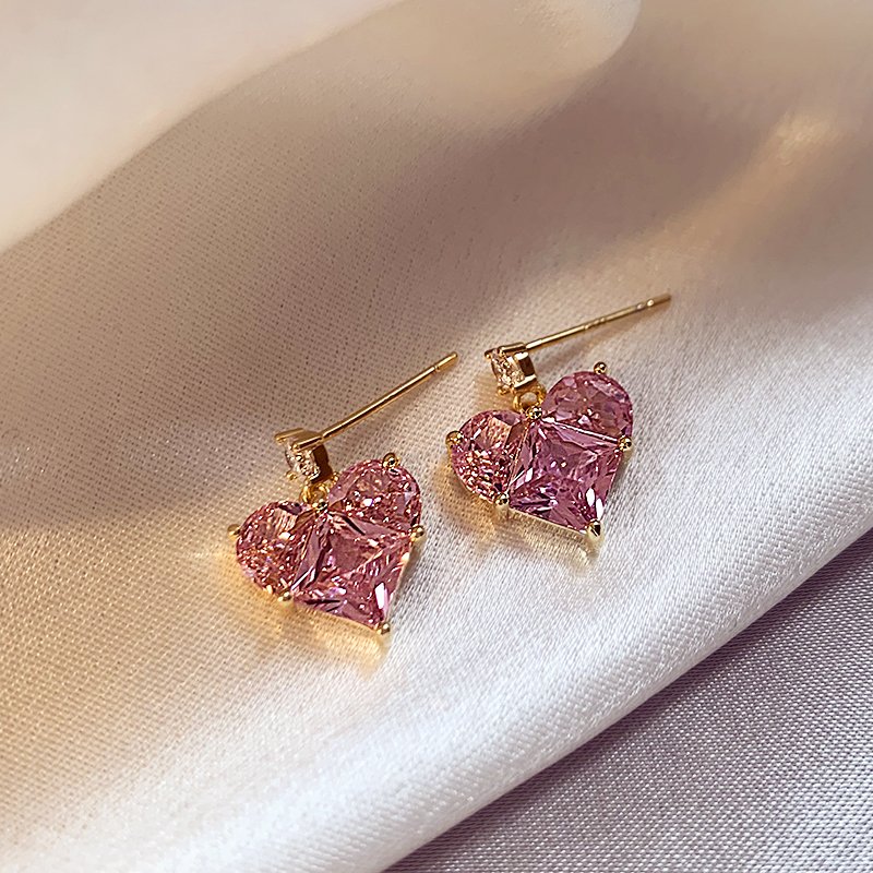 Pink heart-shaped earrings for women with a high-end and elegant temperament, 2024 new popular earrings, light luxury and unique ear accessories