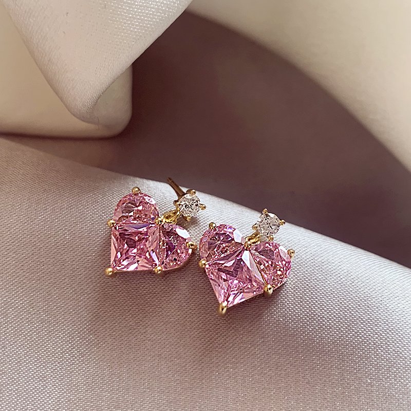 Pink heart-shaped earrings for women with a high-end and elegant temperament, 2024 new popular earrings, light luxury and unique ear accessories