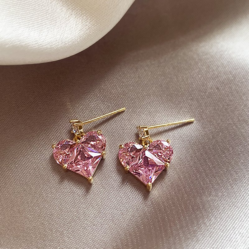 Pink heart-shaped earrings for women with a high-end and elegant temperament, 2024 new popular earrings, light luxury and unique ear accessories