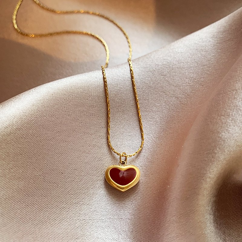 Red love titanium steel necklace for women, 2024 new pendant accessory, light luxury niche collarbone chain, high-end neck chain