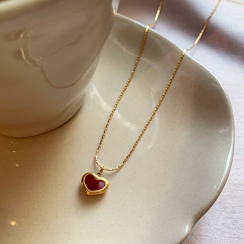 Red love titanium steel necklace for women, 2024 new pendant accessory, light luxury niche collarbone chain, high-end neck chain