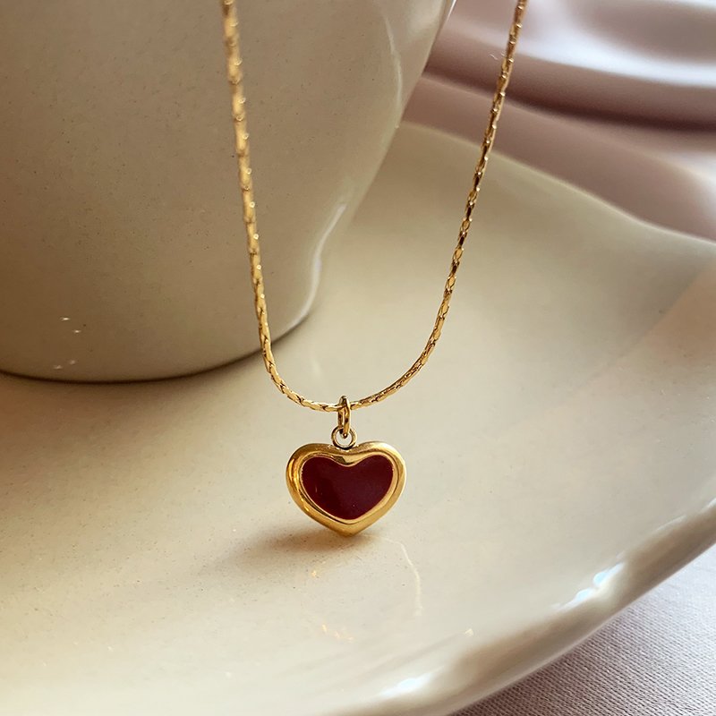 Red love titanium steel necklace for women, 2024 new pendant accessory, light luxury niche collarbone chain, high-end neck chain