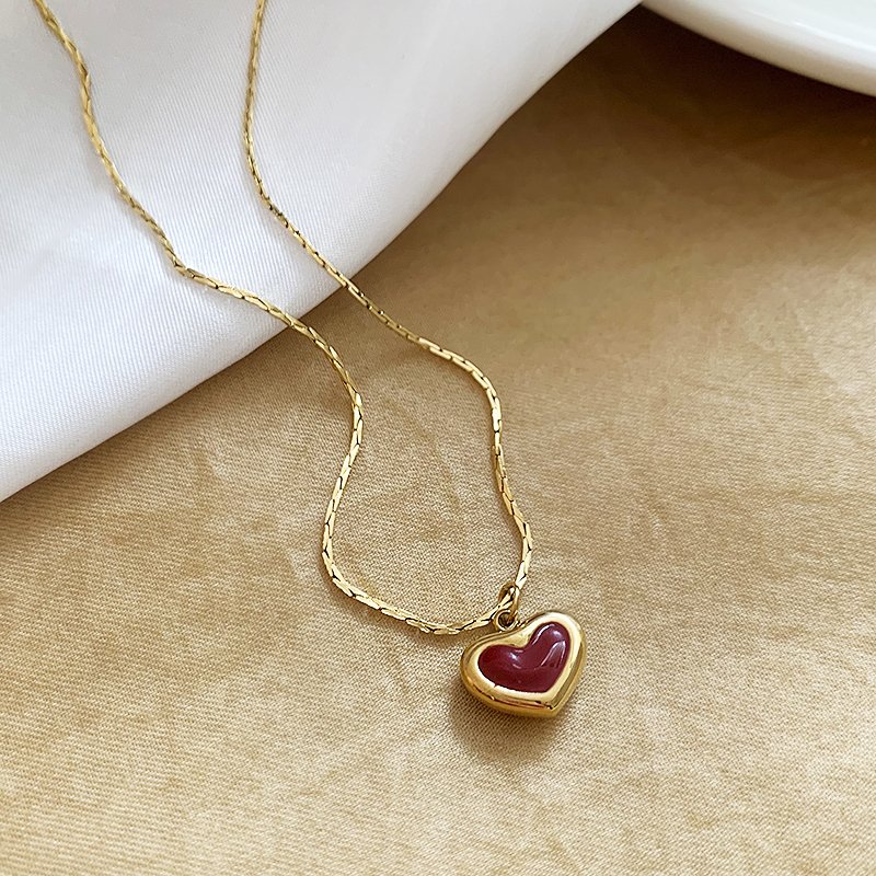 Red love titanium steel necklace for women, 2024 new popular item, light luxury niche collarbone chain accessory, high-end neck chain