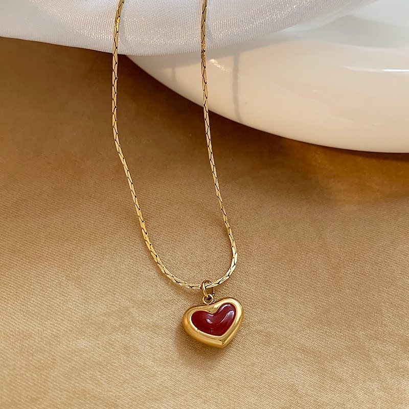 Red love titanium steel necklace for women, 2024 new popular item, light luxury niche collarbone chain accessory, high-end neck chain