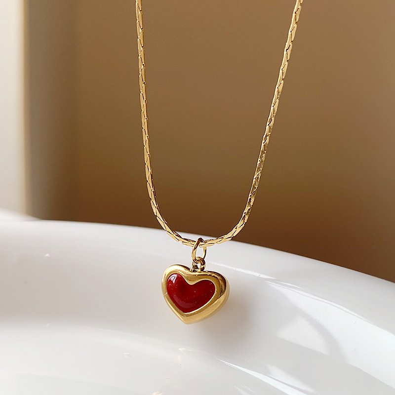 Red love titanium steel necklace for women, 2024 new popular item, light luxury niche collarbone chain accessory, high-end neck chain