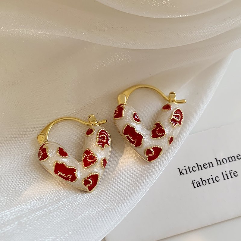 Red striped heart-shaped earrings with feminine temperament, 2024 new popular and niche earrings, light luxury and high-end earrings