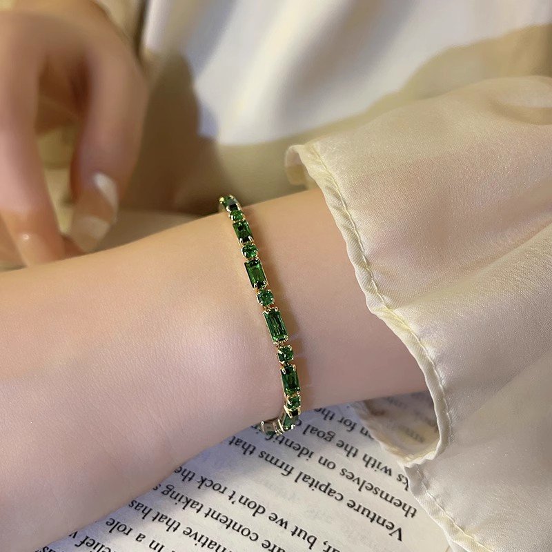 Retro emerald zircon bracelet for women, 2024 new hot item, high-end feel bracelet, light luxury, niche exquisite jewelry