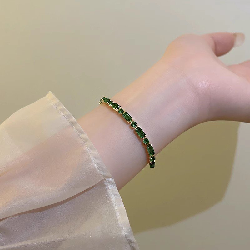 Retro emerald zircon bracelet for women, 2024 new hot item, high-end feel bracelet, light luxury, niche exquisite jewelry