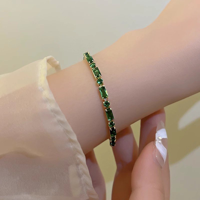 Retro emerald zircon bracelet for women, 2024 new hot item, high-end feel bracelet, light luxury, niche exquisite jewelry