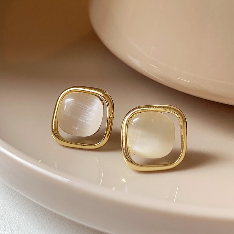 Retro white cat eye stone earrings for women, light luxury and high-end earrings, 2024 new popular item, niche and unique ear accessories