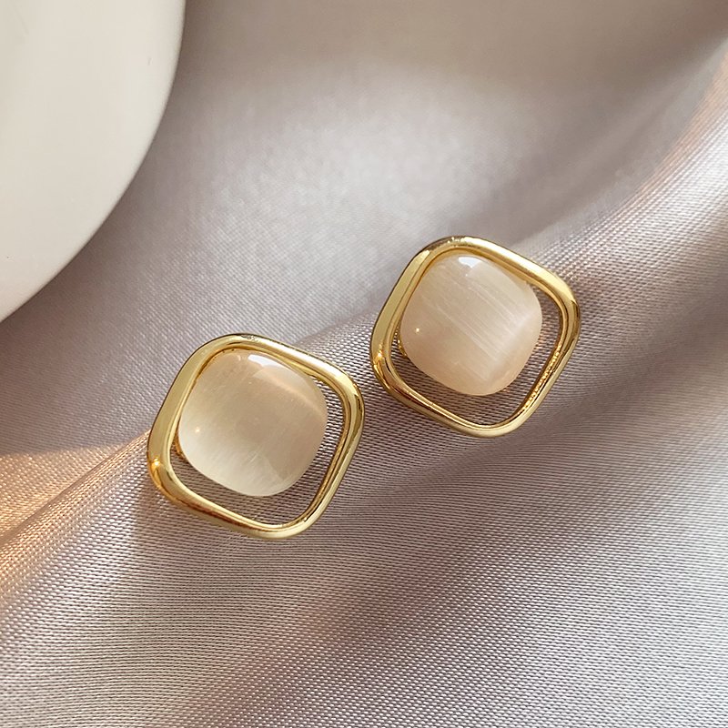 Retro white cat eye stone earrings for women, light luxury and high-end earrings, 2024 new popular item, niche and unique ear accessories