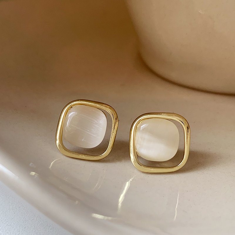 Retro white cat eye stone earrings for women, light luxury and high-end earrings, 2024 new popular item, niche and unique ear accessories