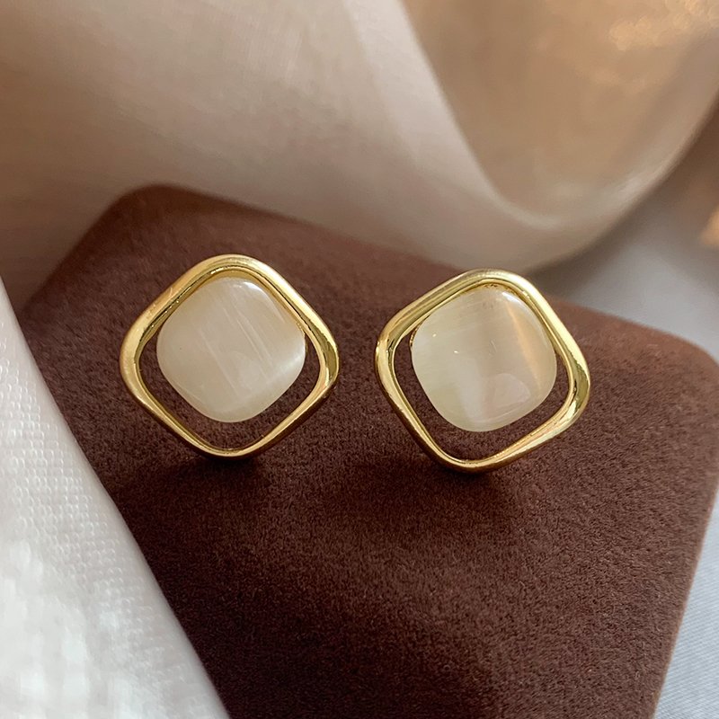 Retro white cat eye stone earrings for women, light luxury and high-end earrings, 2024 new popular item, niche and unique ear accessories