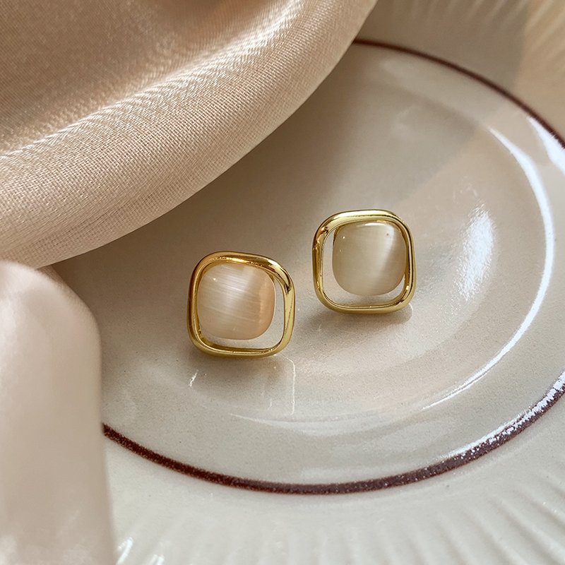 Retro white cat eye stone earrings for women, light luxury and high-end earrings, 2024 new popular item, niche and unique ear accessories