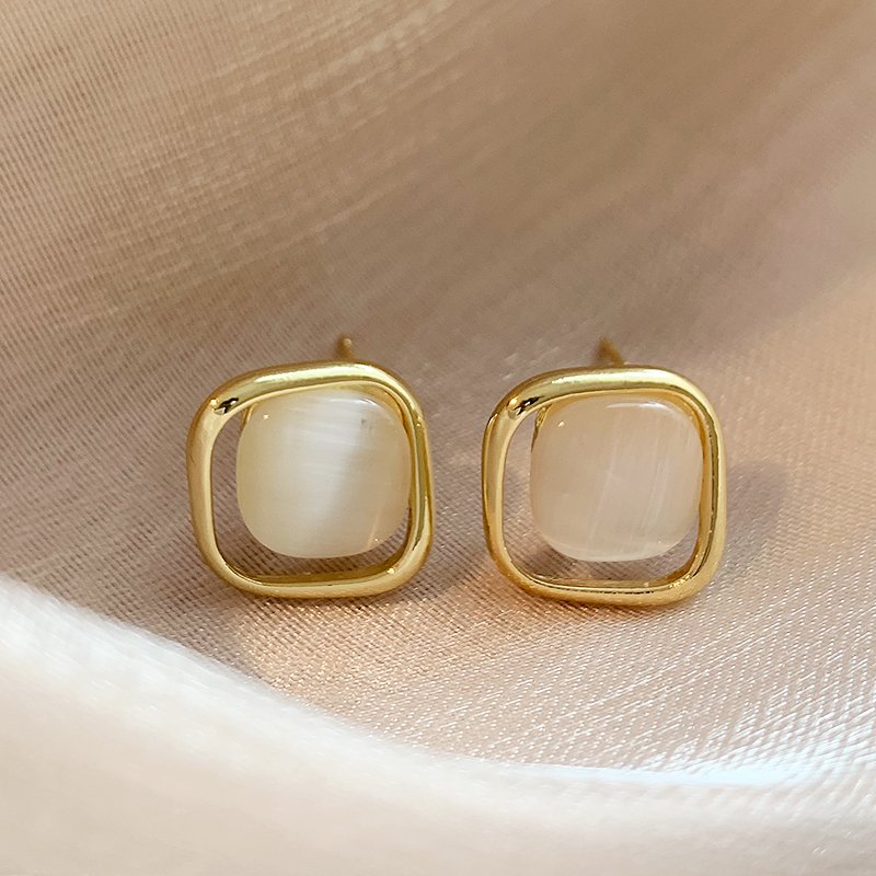 Retro white cat eye stone earrings for women, light luxury and high-end earrings, 2024 new popular item, niche and unique ear accessories