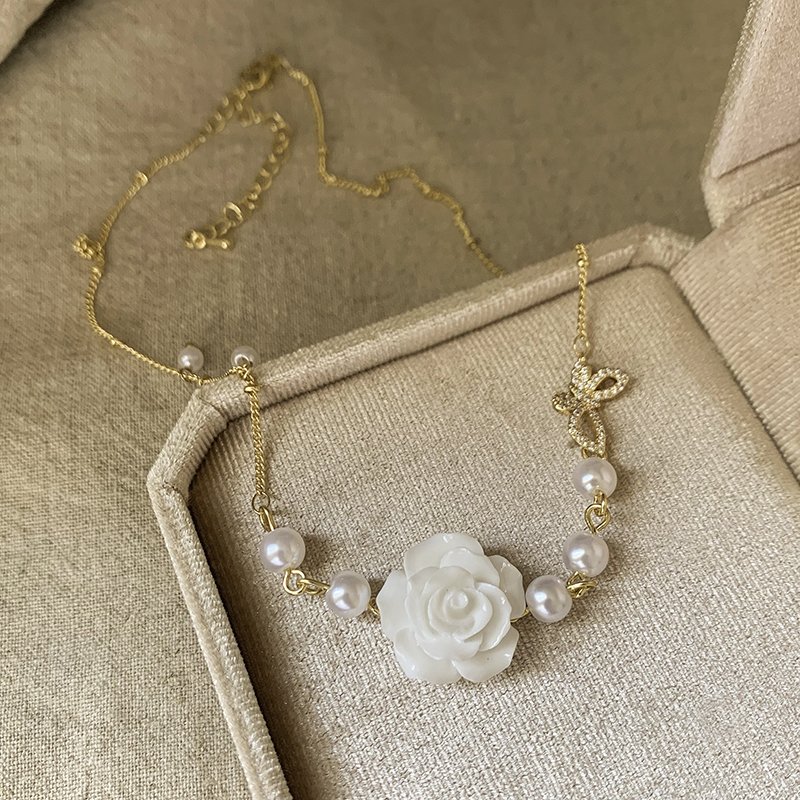 Rose pearl necklace for women, light luxury, niche design, high-end feeling, collarbone chain, 2024 new popular item