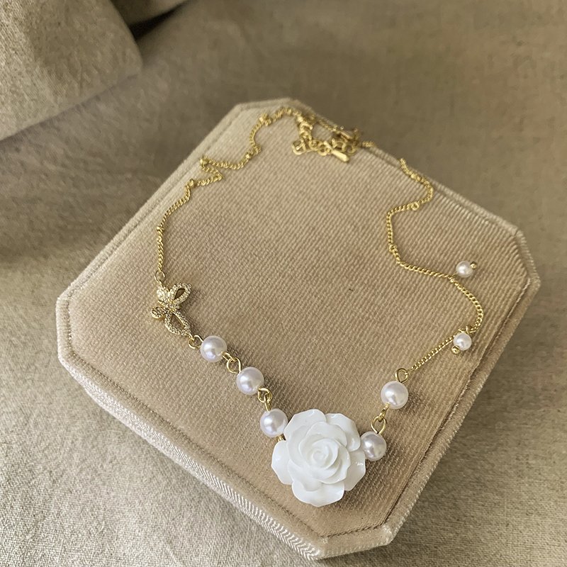 Rose pearl necklace for women, light luxury, niche design, high-end feeling, collarbone chain, 2024 new popular item