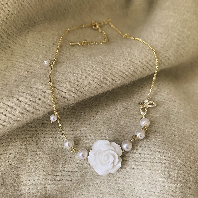 Rose pearl necklace for women, light luxury, niche design, high-end feeling, collarbone chain, 2024 new popular item