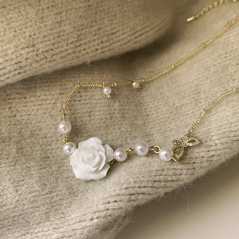 Rose pearl necklace for women, light luxury, niche design, high-end feeling, collarbone chain, 2024 new popular item