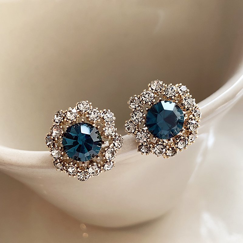 Sapphire retro earrings for women, 925 sterling silver stud post, light luxury earrings, 2024 new popular item, high-end and elegant earrings