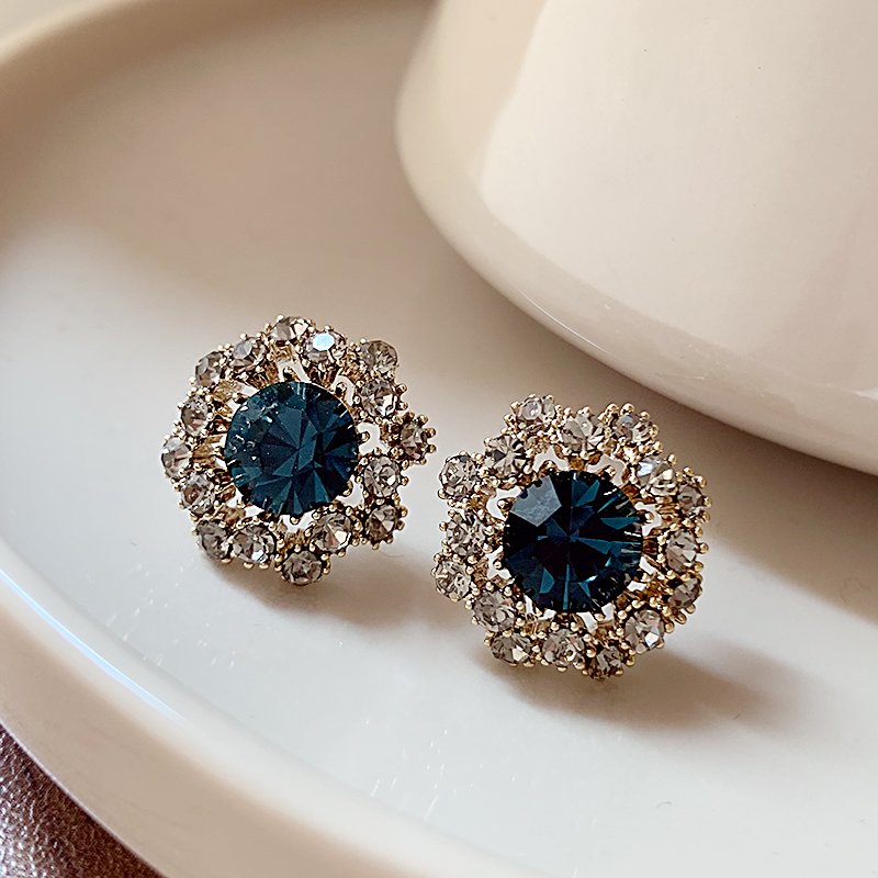 Sapphire retro earrings for women, 925 sterling silver stud post, light luxury earrings, 2024 new popular item, high-end and elegant earrings