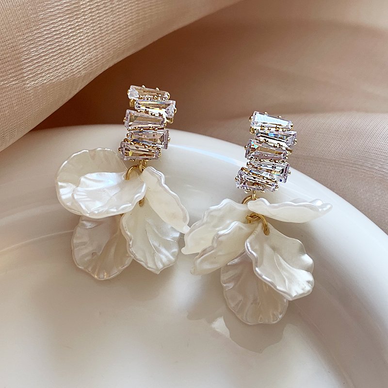 Shell flower earrings 2024 new popular high-end earrings, feminine temperament, atmospheric earrings, light luxury, exquisite earrings