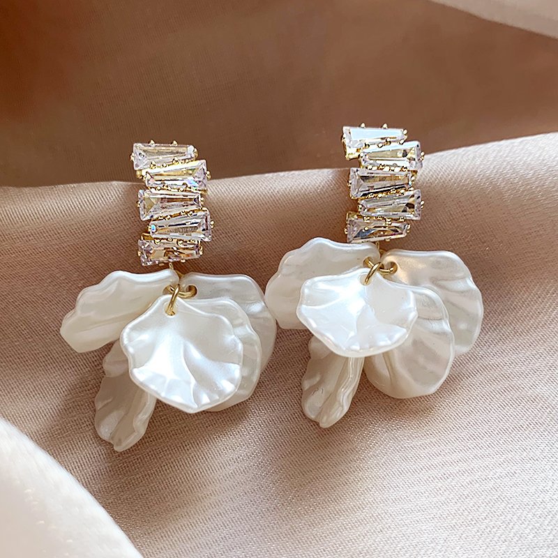 Shell flower earrings 2024 new popular high-end earrings, feminine temperament, atmospheric earrings, light luxury, exquisite earrings