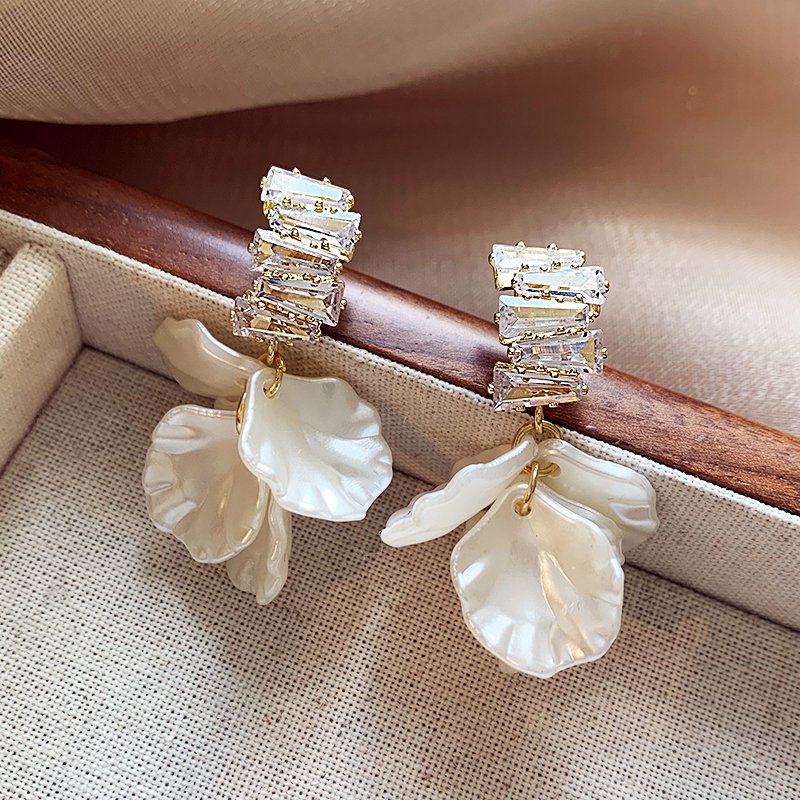 Shell flower earrings 2024 new popular high-end earrings, feminine temperament, atmospheric earrings, light luxury, exquisite earrings