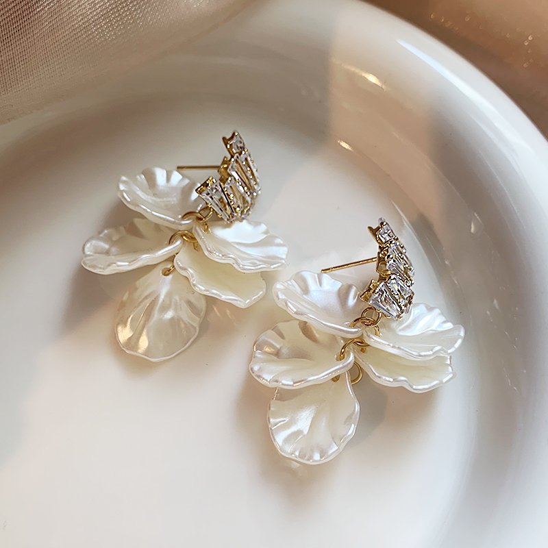 Shell flower earrings 2024 new popular high-end earrings, feminine temperament, atmospheric earrings, light luxury, exquisite earrings