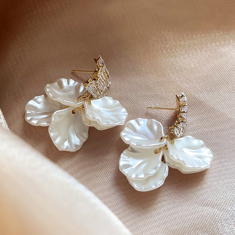 Shell flower earrings 2024 new popular high-end earrings, feminine temperament, atmospheric earrings, light luxury, exquisite earrings