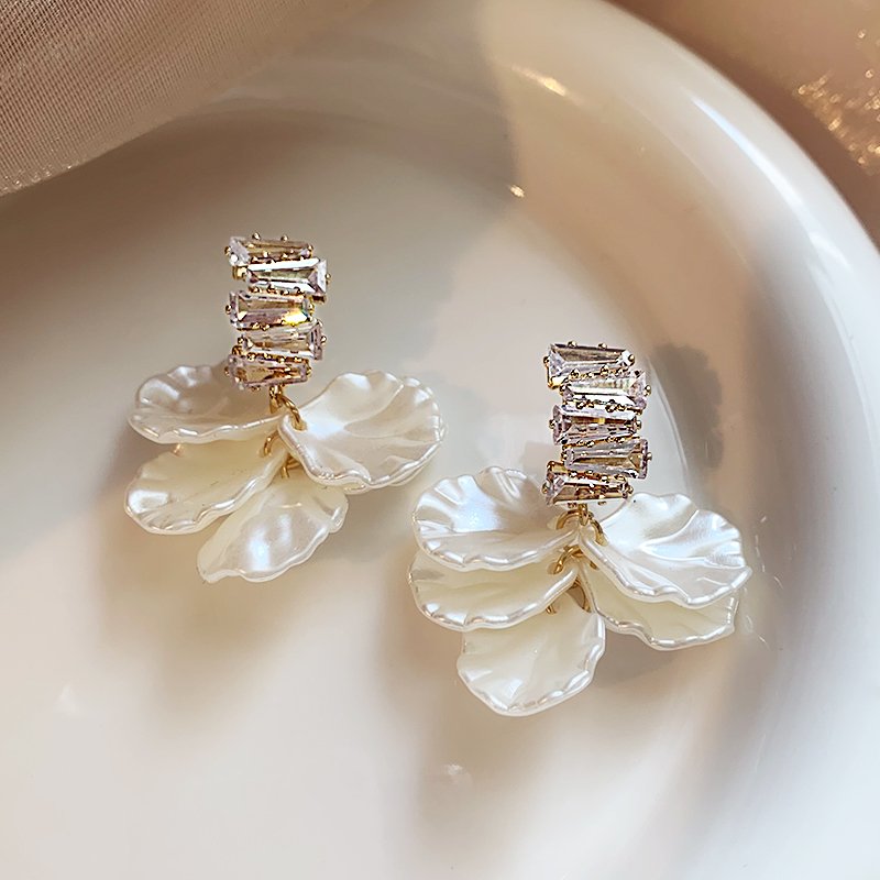 Shell flower earrings 2024 new popular high-end earrings, feminine temperament, atmospheric earrings, light luxury, exquisite earrings