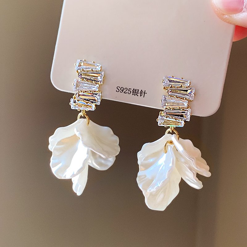 Shell flower earrings 2024 new popular high-end earrings, feminine temperament, atmospheric earrings, light luxury, exquisite earrings