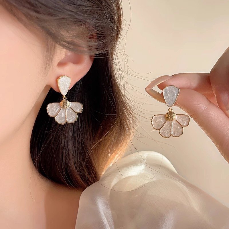 Shell flower earrings, female niche unique temperament earrings, 2024 new popular light luxury high-end fashion earrings