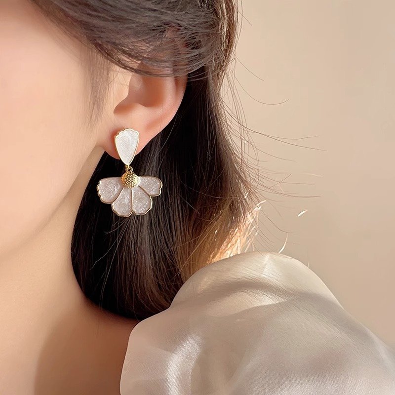 Shell flower earrings, female niche unique temperament earrings, 2024 new popular light luxury high-end fashion earrings