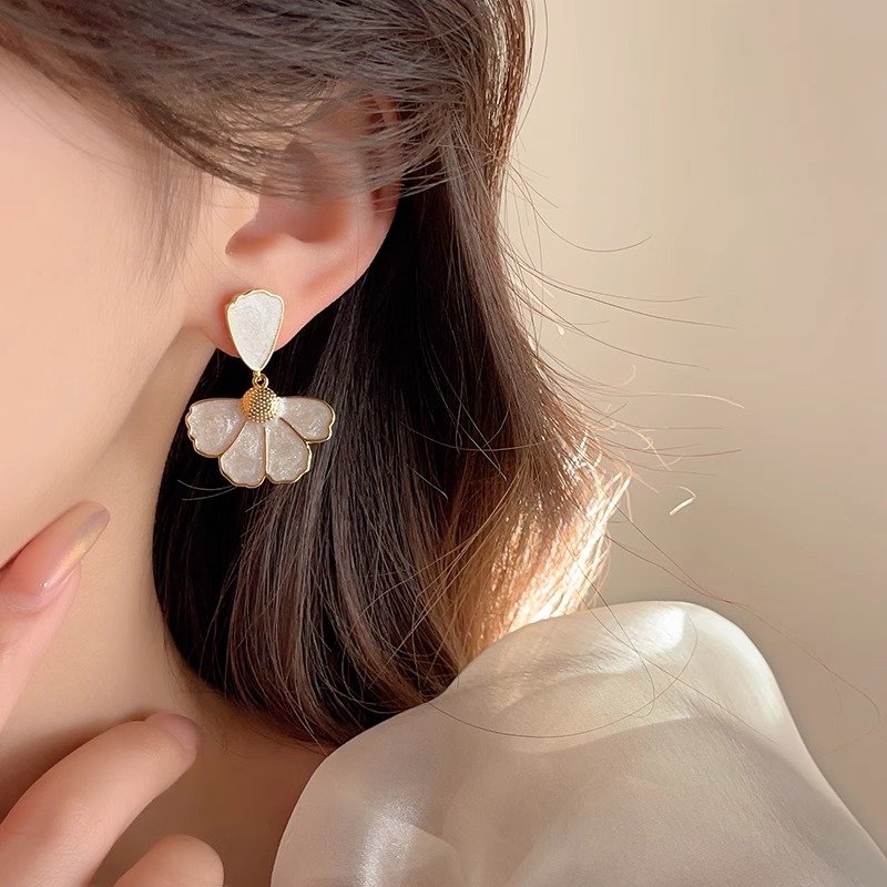 Shell flower earrings, female niche unique temperament earrings, 2024 new popular light luxury high-end fashion earrings