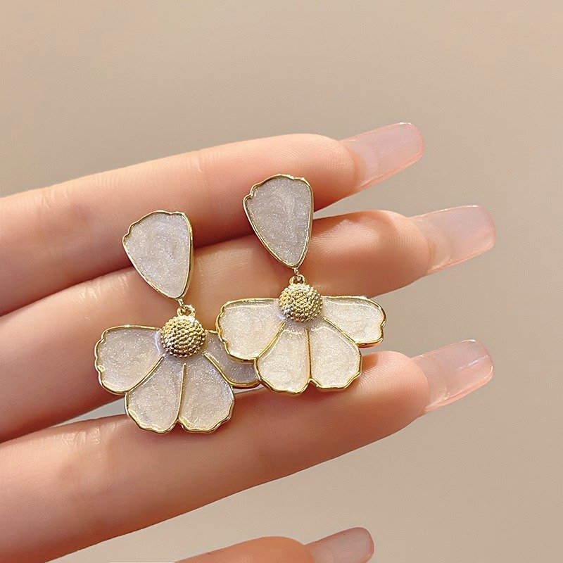 Shell flower earrings, female niche unique temperament earrings, 2024 new popular light luxury high-end fashion earrings