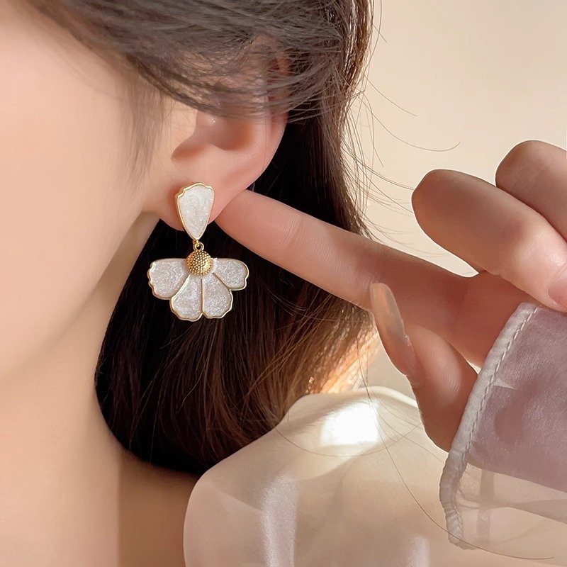 Shell flower earrings, female niche unique temperament earrings, 2024 new popular light luxury high-end fashion earrings