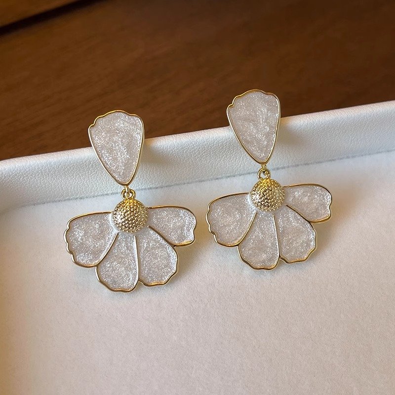 Shell flower earrings, female niche unique temperament earrings, 2024 new popular light luxury high-end fashion earrings