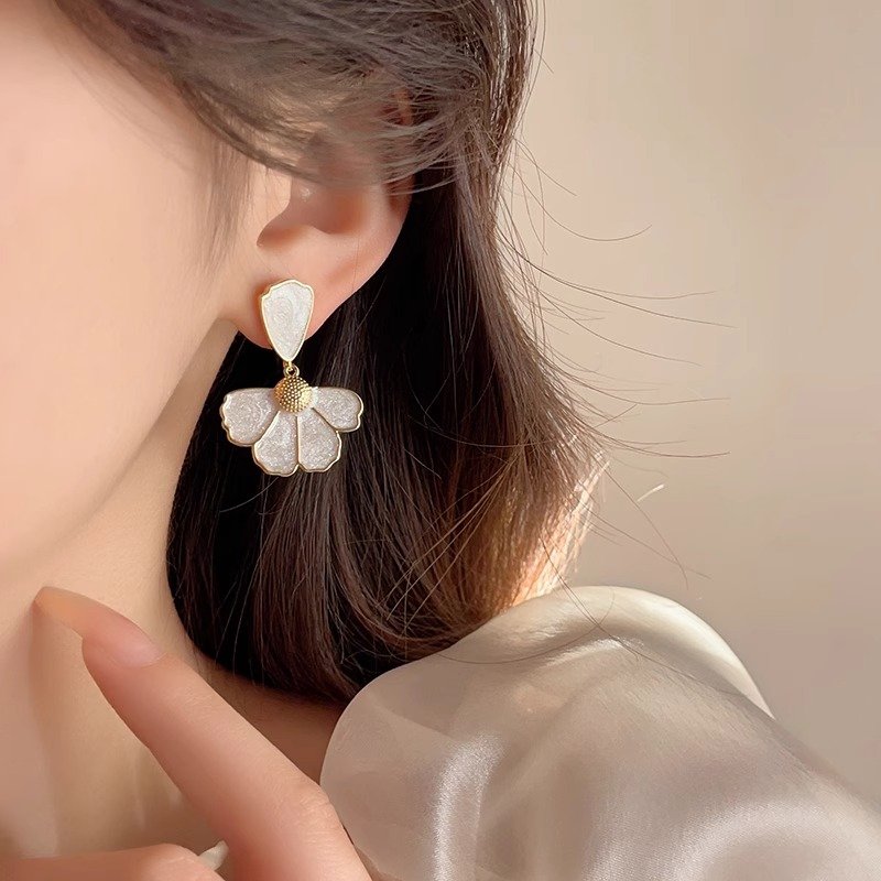 Shell flower earrings, female niche unique temperament earrings, 2024 new popular light luxury high-end fashion earrings