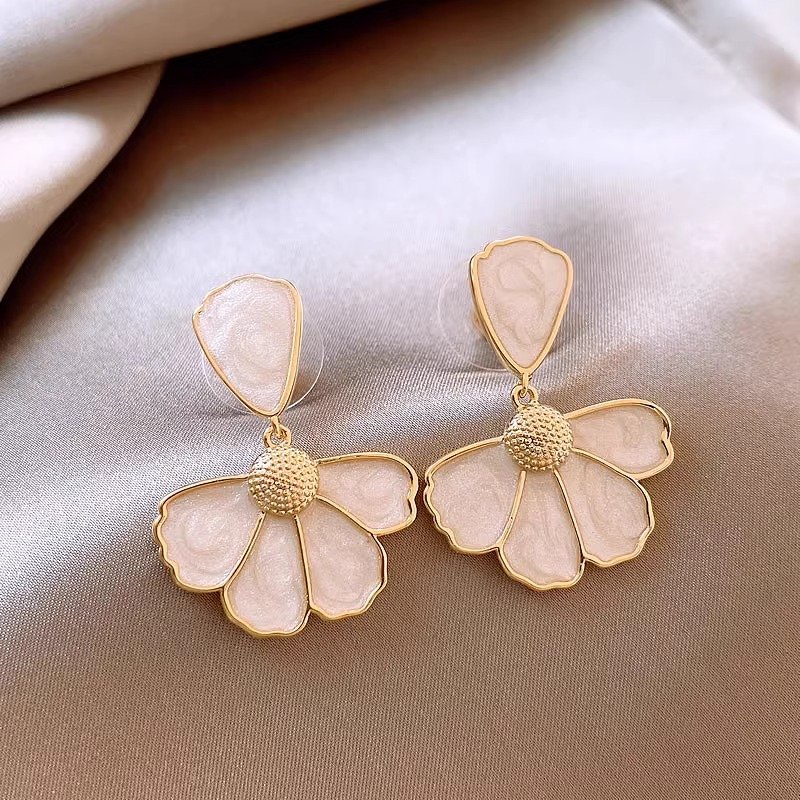 Shell flower earrings, female niche unique temperament earrings, 2024 new popular light luxury high-end fashion earrings