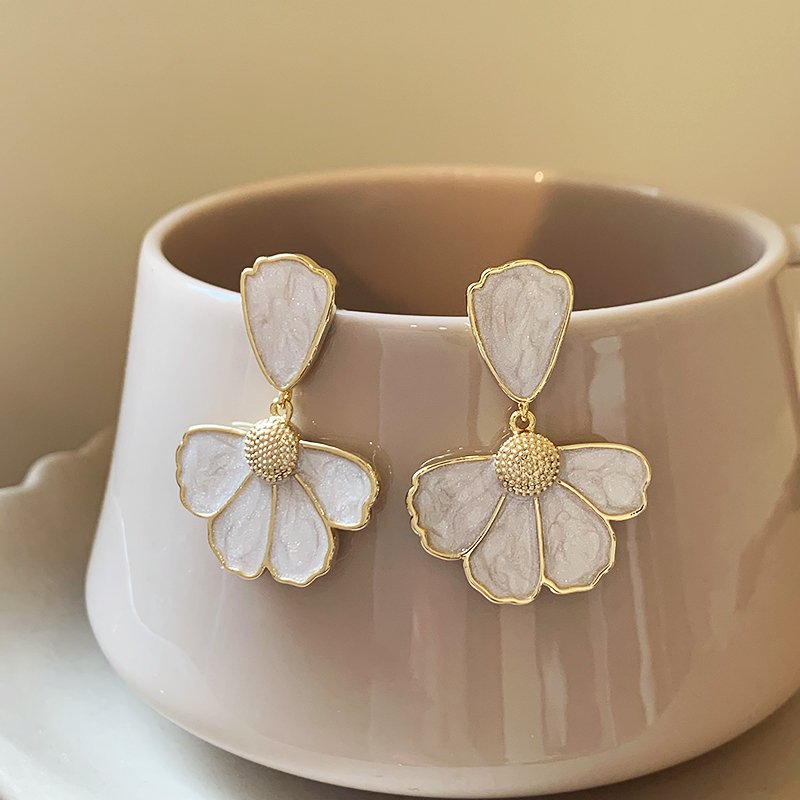 Shell flower earrings for women with a high-end feel and a light luxury temperament. Earrings with a niche and unique style. 2024 new explosive earrings