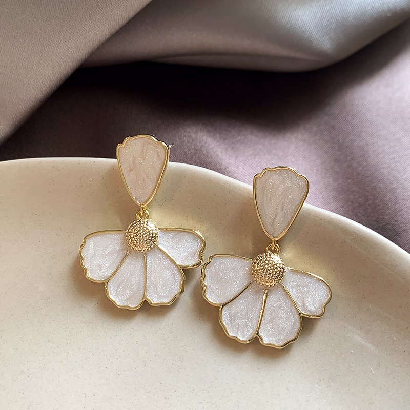 Shell flower earrings for women with a high-end feel and a light luxury temperament. Earrings with a niche and unique style. 2024 new explosive earrings