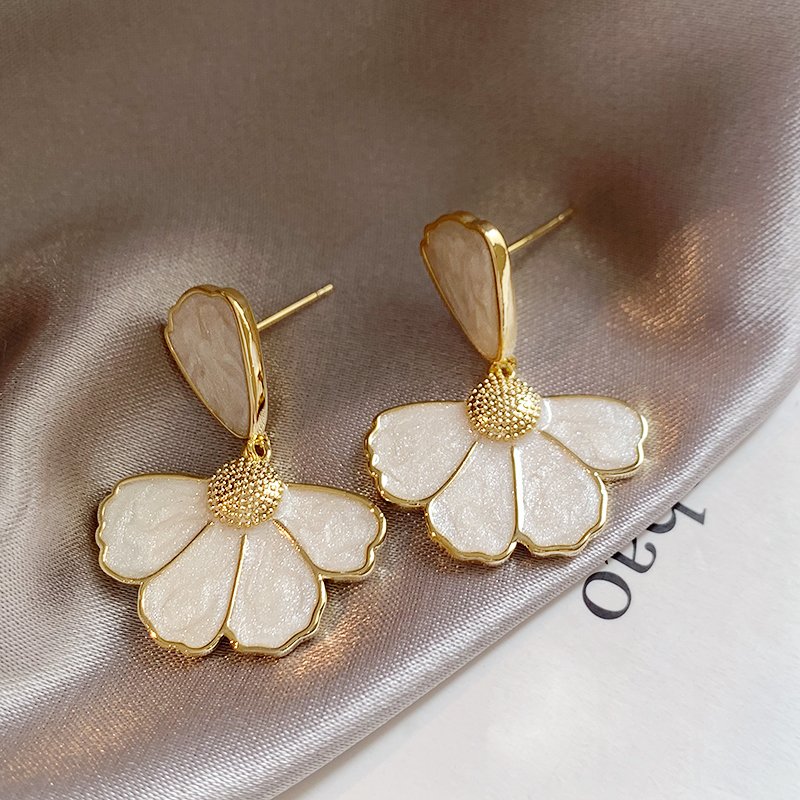 Shell flower earrings for women with a high-end feel and a light luxury temperament. Earrings with a niche and unique style. 2024 new explosive earrings