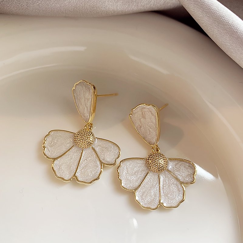 Shell flower earrings for women with a high-end feel and a light luxury temperament. Earrings with a niche and unique style. 2024 new explosive earrings