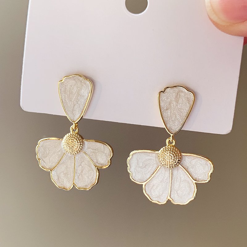 Shell flower earrings for women with a high-end feel and a light luxury temperament. Earrings with a niche and unique style. 2024 new explosive earrings