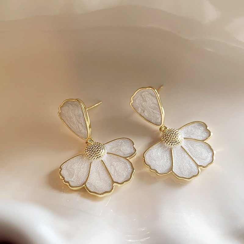 Shell flower earrings for women with a high-end feel and a light luxury temperament. Earrings with a niche and unique style. 2024 new explosive earrings