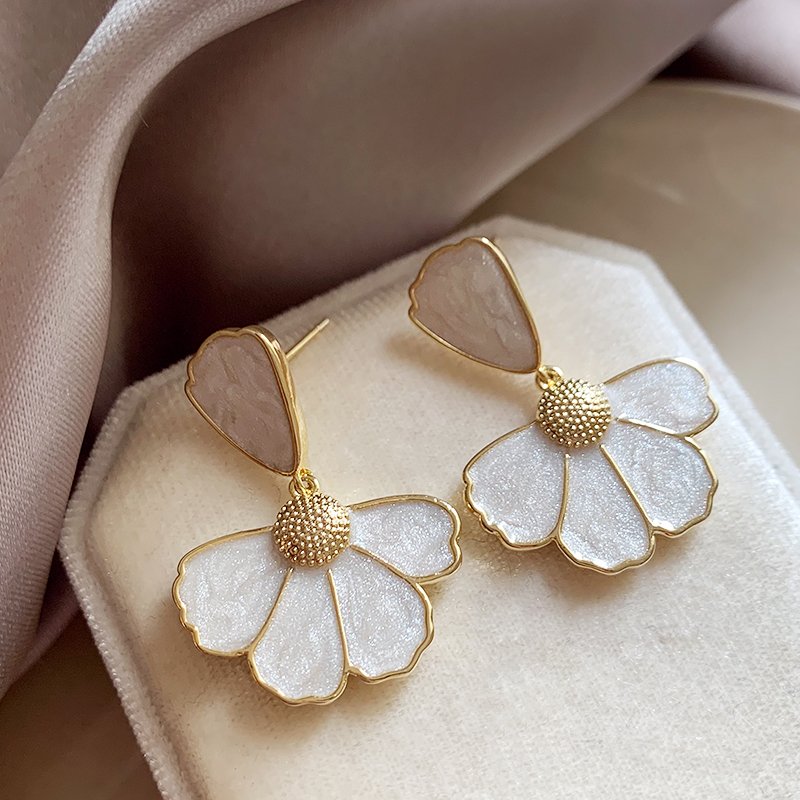 Shell flower earrings for women with a high-end feel and a light luxury temperament. Earrings with a niche and unique style. 2024 new explosive earrings