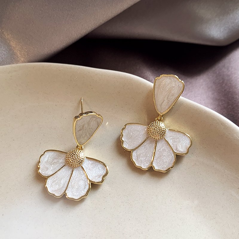 Shell flower earrings for women with a high-end feel and a light luxury temperament. Earrings with a niche and unique style. 2024 new explosive earrings