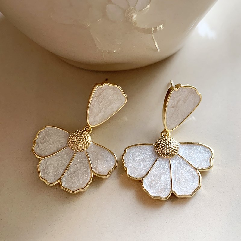 Shell flower earrings for women with a high-end feel and a light luxury temperament. Earrings with a niche and unique style. 2024 new explosive earrings